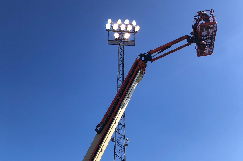 Alumbrado de instalaciones deportivas Manuel Calzado. Especialistas en el Sector eléctrico industrial