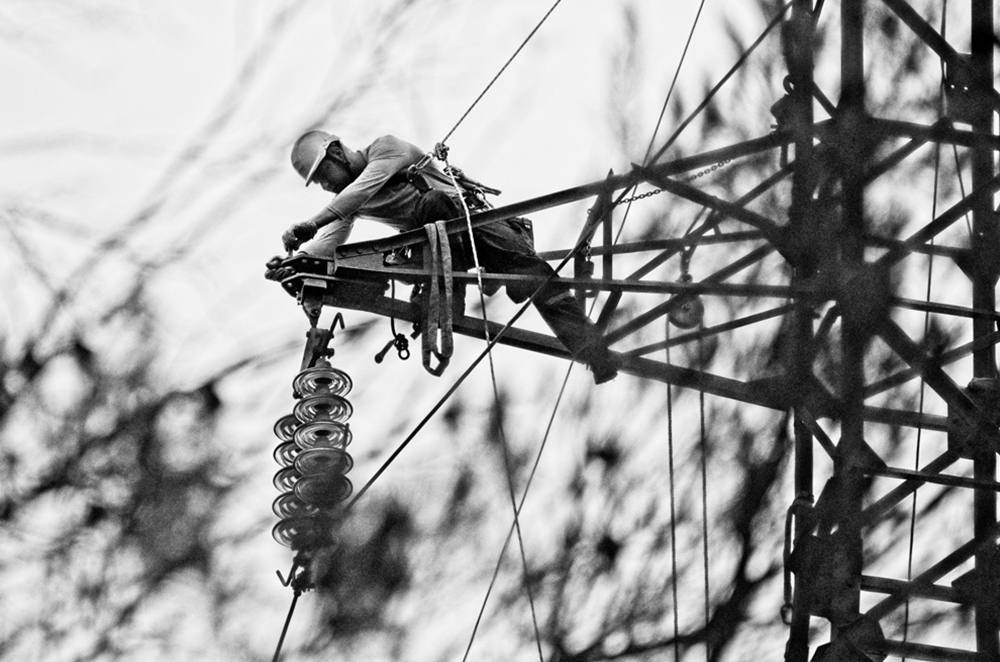 Trabajador en instalación eléctrica